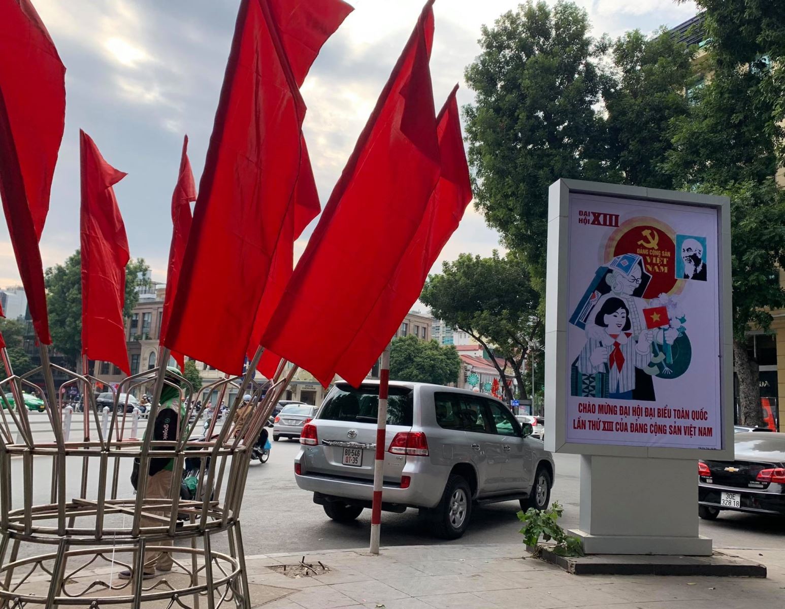 Hanoi radiantly decorated to welcome 13th National Party Congress